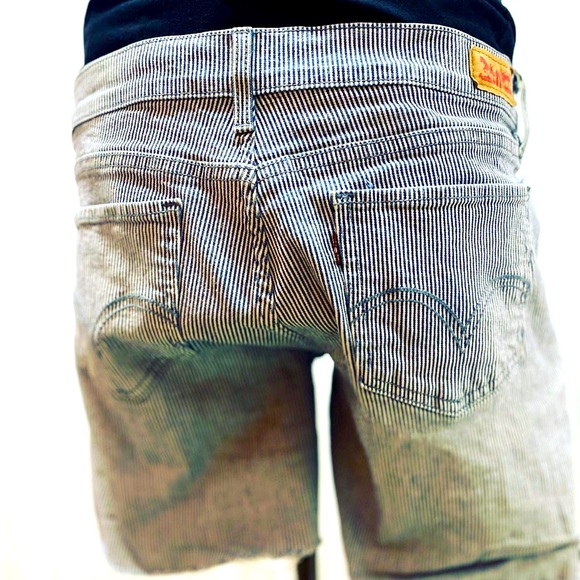 Levi’s Bermuda Shorts - Picture 1 of 3